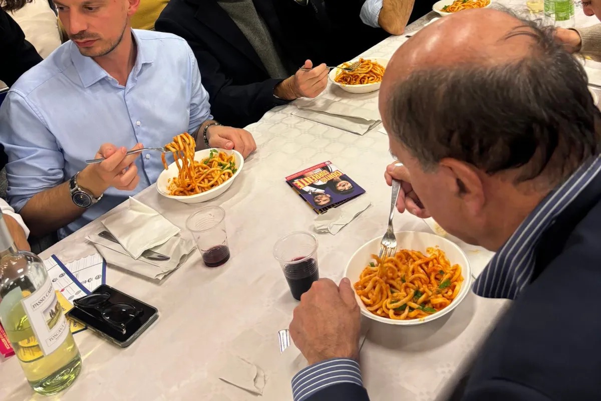 Meloni attacca: «La sinistra del caviale». Bersani risponde con la pasta al ragù