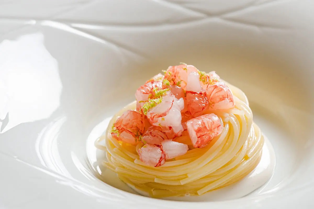  Spaghettino freddo, pomata di mandorla e gamberi