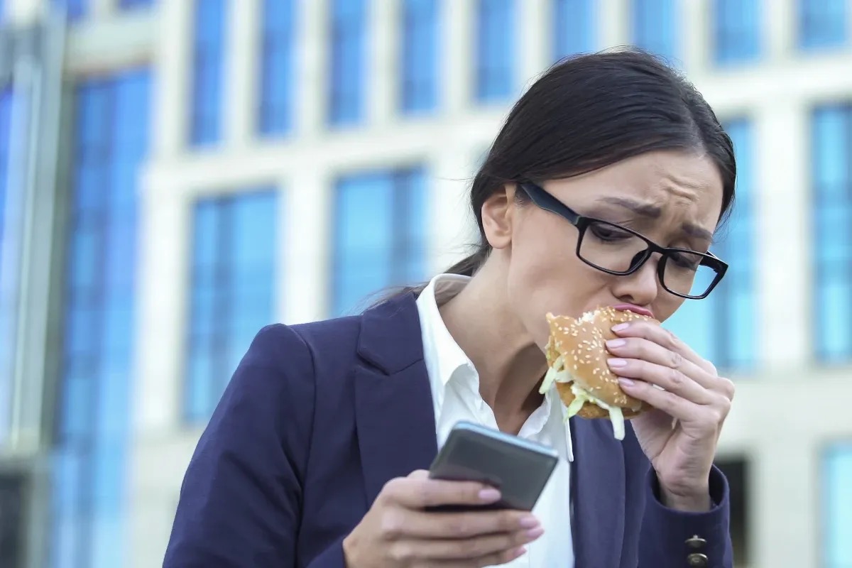 Quando lo stress si siede a tavola: 8 italiani su 10 ne subiscono gli effetti