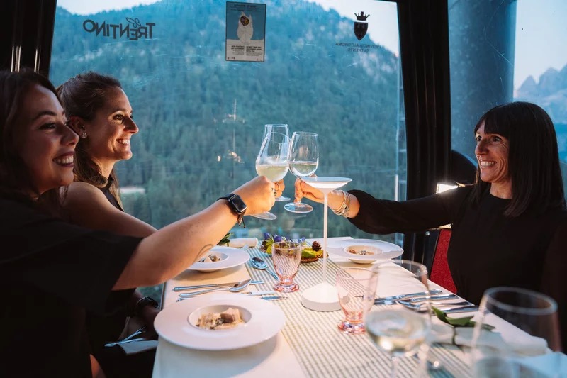 Un'esperienza gourmet da provare? La cena in telecabina a Madonna di Campiglio