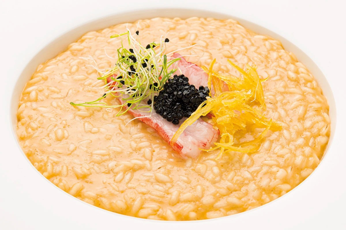 Risotto appena affumicato con gambero rosso, limone e caviale d’aringa