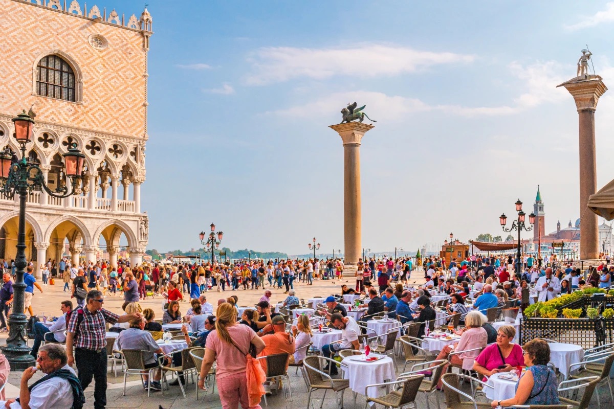  Turismo, l'Italia attrae (e incassa) sempre di più. Ma quanti soldi restano davvero?