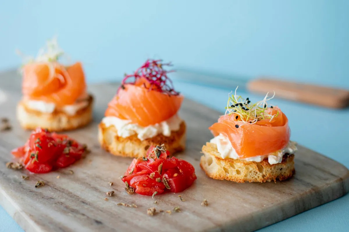  Crostini di salmone affumicato Fumara, stracciatella e capperi