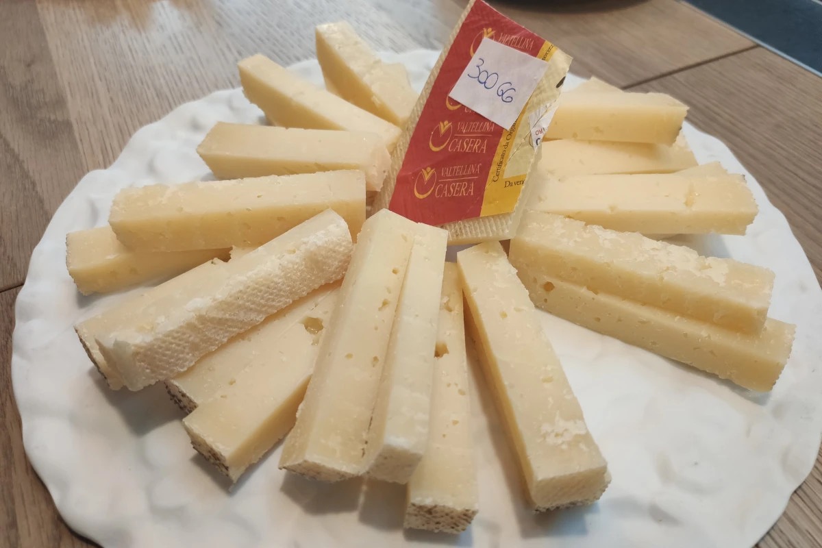 Come degustare i formaggi Valtellina Casera e Bitto? Lo spiega una guida