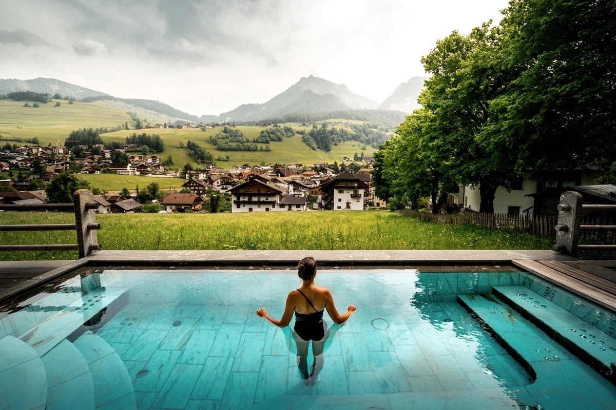 Voglia d'estate: le più belle piscine panoramiche immerse nella natura