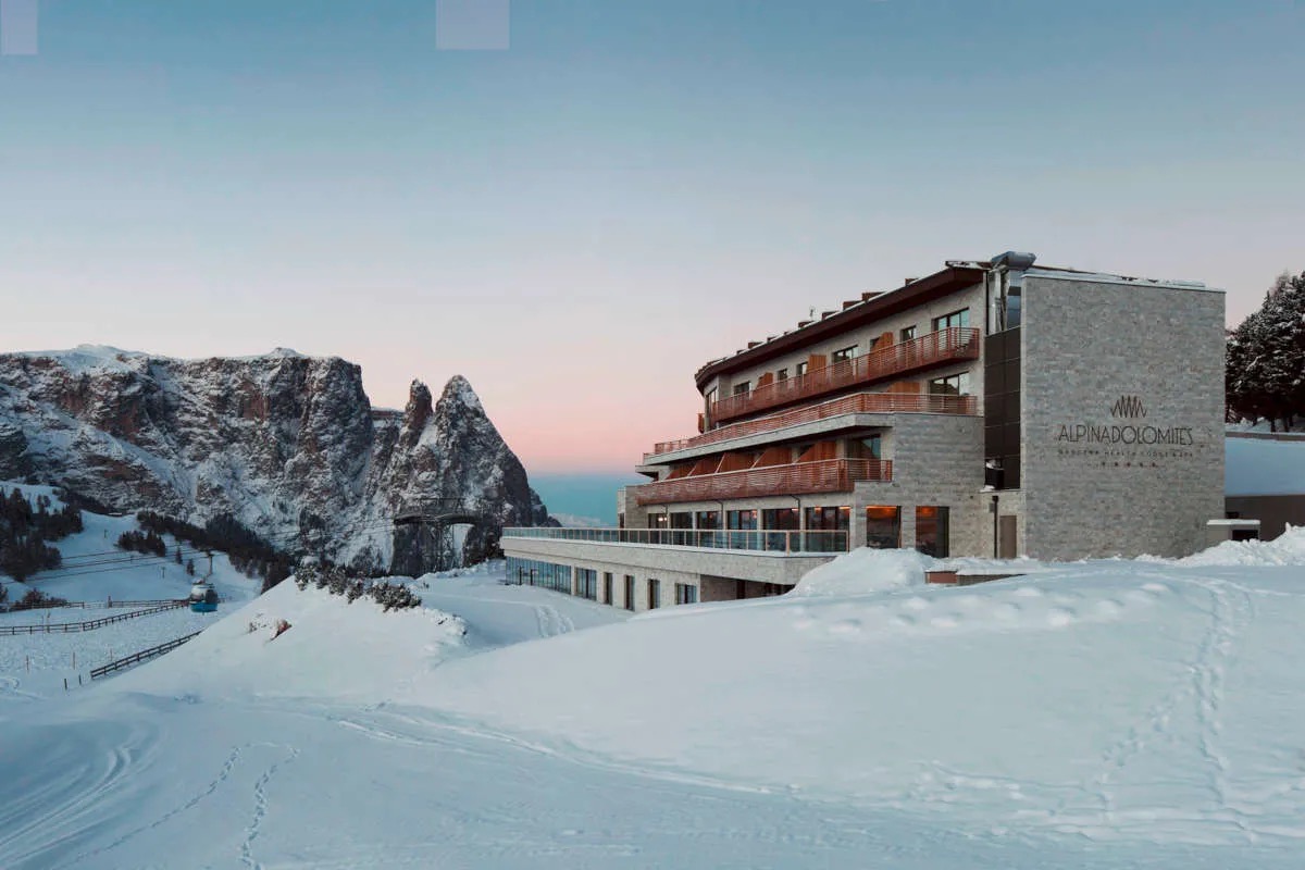 Como Alpina Dolomites: il fascino di un rifugio contemporaneo in montagna