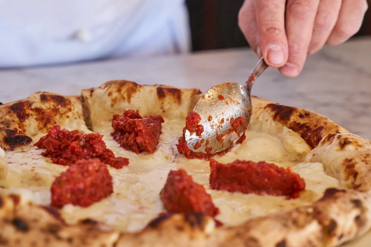 Pizza d'autore e osteria di mare: a-Ma-Re Capri sulle acque della Grotta Azzurra