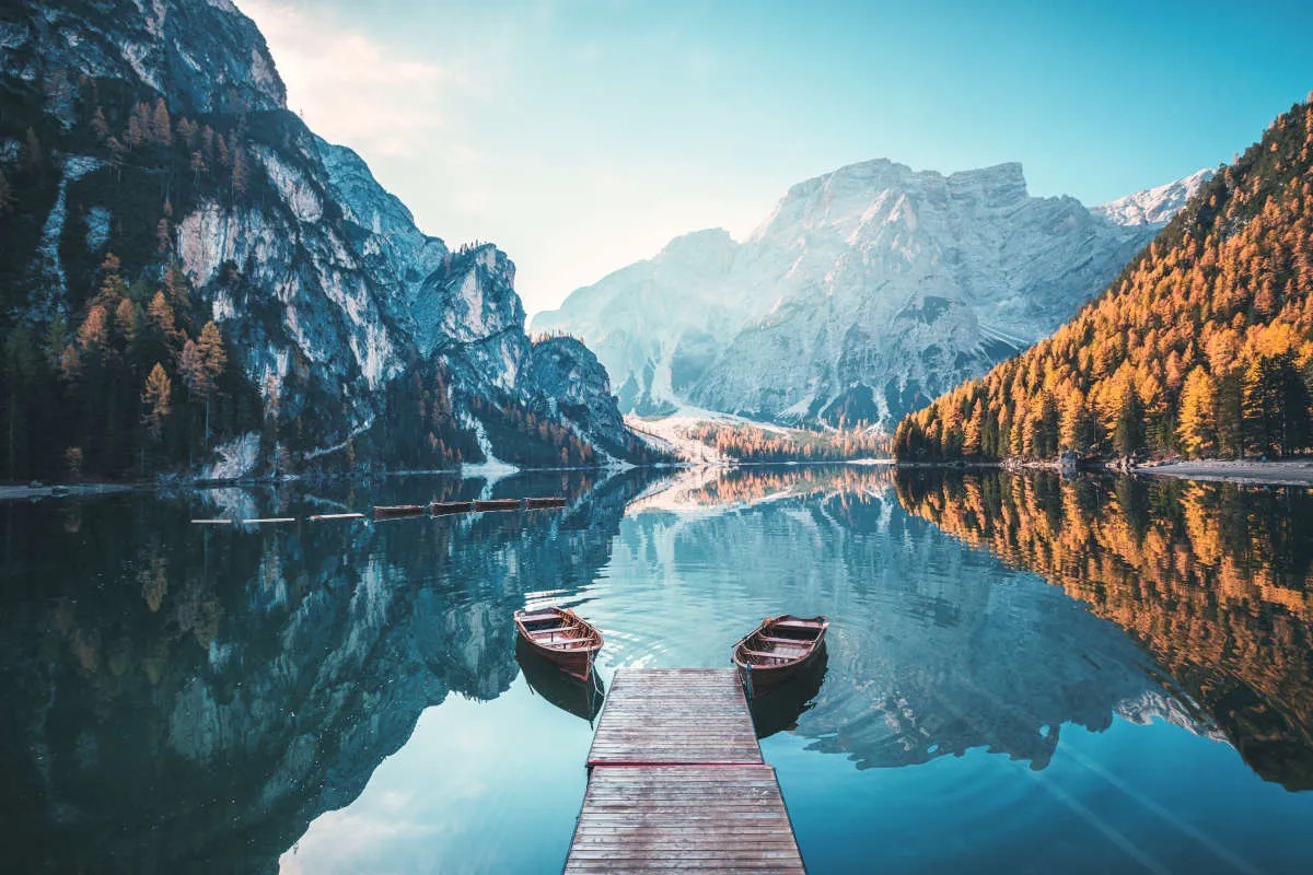 Benessere, sostenibilità e cucina raffinata: esplora sette resort esclusivi tra Dolomiti e Lago di Garda che offrono un soggiorno in equilibrio con la natura. Un viaggio di relax, cultura e sapori, per un’ospitalità d’élite