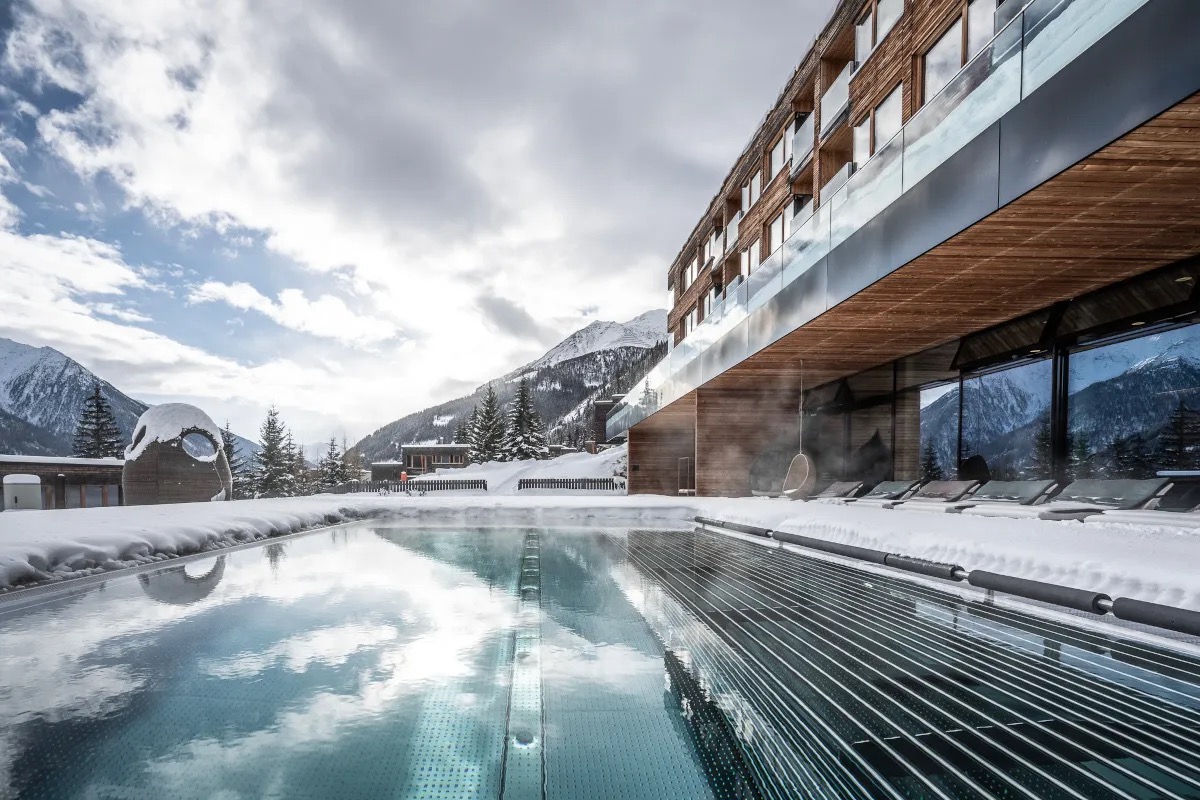 Dalla pista da sci alla piscina: ecco l'inverno al Gradonna Mountain Resort in Tirolo