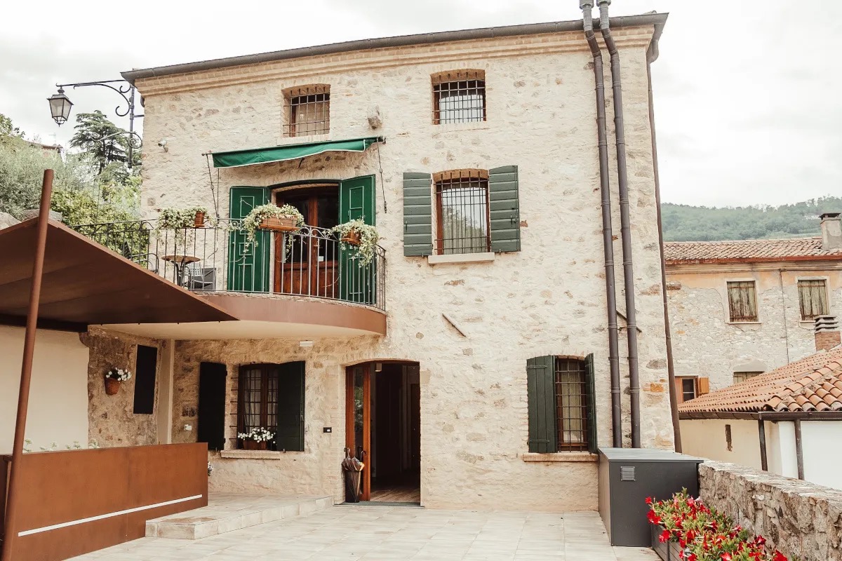 Borgo Petrarca, una poesia di relax e natura tra i Colli Euganei