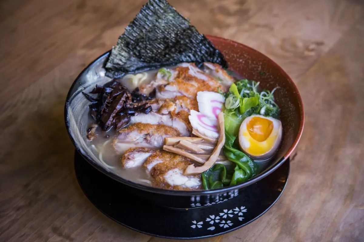 Ramen Shifu a Milano: street food, brodi artigianali e ambiente creativo