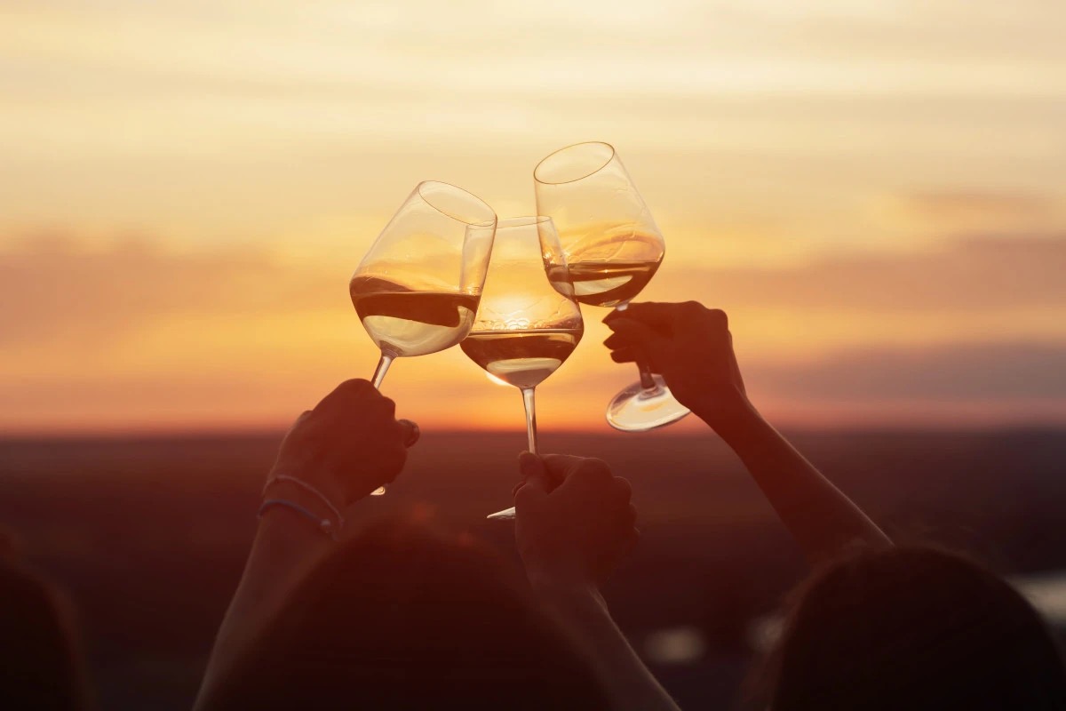  Un'estate in bianco: vini da bere soli, in coppia o in compagnia